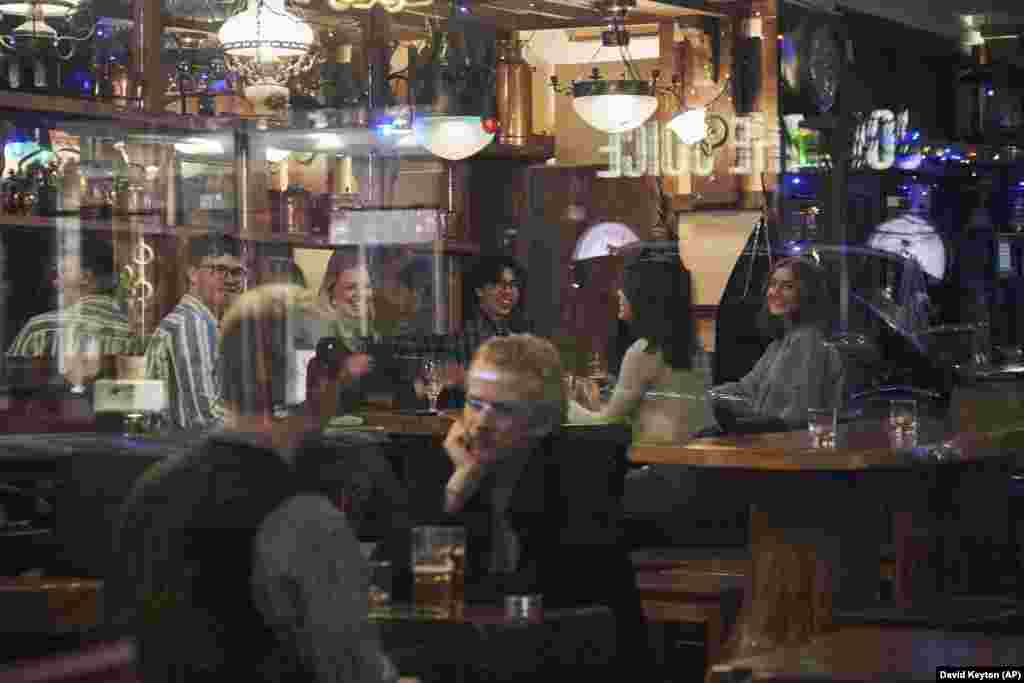 Bar u Stokholmu fotografisan 25. marta.&nbsp; Mnogi u Švedskoj oštro kritikuju način na koji se vlast bori protiv korona virusa. Profesor virusologije sa Univerziteta Umeo Fredrik Egh rekao je za švedski javni servisa da je &quot;duboko zabrinut i da bi voleo da vidi Stokholm u karantinu&quot;.&nbsp; &quot;Mi smo jedina zemlja na svetu koja ne čini sve da bi sprečila širenje virusa. Situacija je izuzetno ozbiljna&quot;, rekao je Egh.&nbsp; &nbsp;