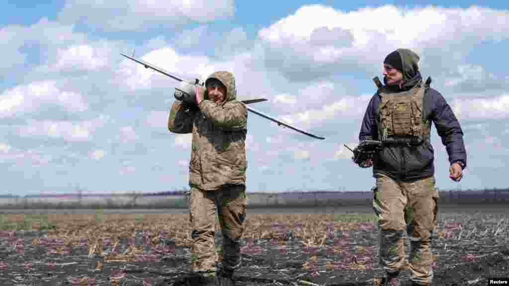 Az Ukrán Fegyveres Erők 68. különleges vadászdandárjának katonái készülnek egy Leleka pilóta nélküli légi jármű (UAV) bevetésére Pokrovszknál. Ez az eszköz felderítési célokat szolgál