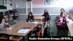 Ученици во основно училиште во Дебар. 