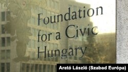 A Fidesz-alapítvány irodájának a táblája Brüsszelben. 