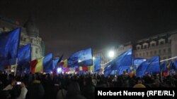 Околу 3000 луѓе маршираа во Букурешт вечерта на 5 декември барајќи Романија да го задржи проевропскиот пат. 