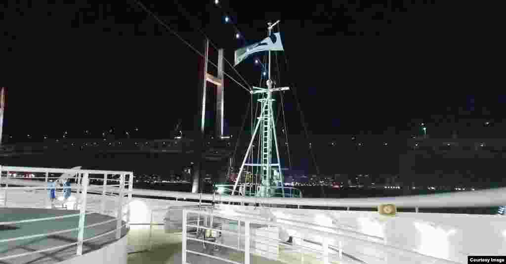 Pogled s broda. Prema navodima uprave kruzera Princess Cruisesa, karantena bi se trebala zatvoriti 19. veljače, kada će se svima avionom omogućiti povratak kući, &quot;osim ako nema drugih nepredviđenih situacija&quot;.