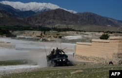 У районі Ачин провінції Нанґаргар тривають бої афганських військ проти екстремістів, фото 14 квітня 2017 року