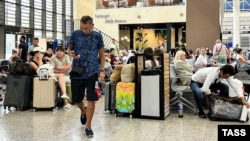 Пассажиры в зоне ожидания аэропорта Сочи во время задержек рейсов из-за атаки беспилотников в ночь с 23 на 24 июля.