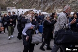 Peste 11.000 de oameni au evacuat insula Santorini, care are o populație de aproximativ 15.000 în afara sezonului turistic. În 2023, insula a întâmpinat 3,4 milioane de turiști.