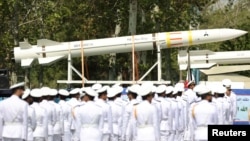 Иран ја претстави својата најнова ракетна технологија на парадата за Денот на националната армија.
