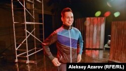 Актер АРТиШОКа Чингиз Капин в образе героя спектакля «#Прямопотолеби» в новом помещении театра. Алматы, 18 октября 2017 года.