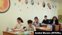 La testările tematice participă în total elevii din 864 de școli.