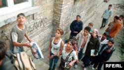 Romska deca pred školom, Foto: Vesna Anđić