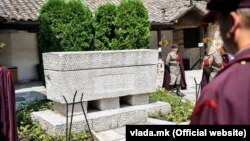 Гробот на Гоце Делчев во црквата Свети Спас во Скопје.