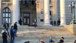 Srđan Nogo izlazi iz Skupštine Srbije