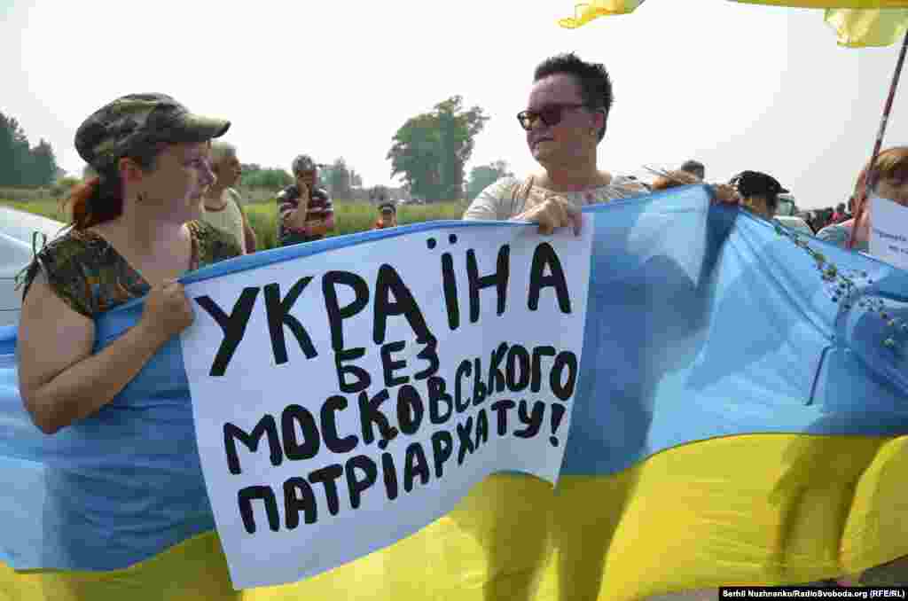 "Украина без Посковского патриархата" и "Онуфрий – чемодан, вокзал, Россия". Такими лозунгами встречали крестный ход украинские активисты