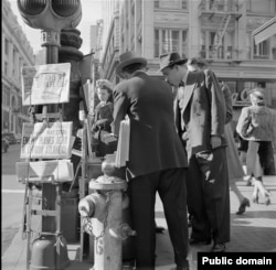 Уличная сценка в США в 1940-е: заголовки газет сообщают о японских авиарейдах