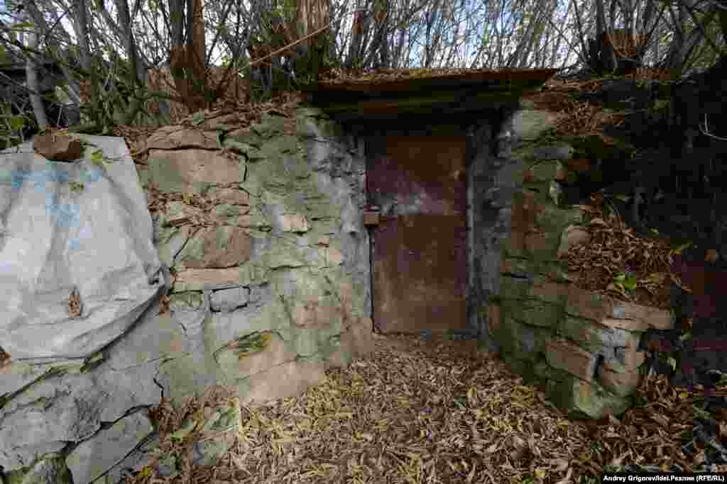 Едем через Аки. Погреб прямо в склоне холма.&nbsp;