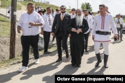 George Simion, alături de arhiepiscopul Teodosie, înaintea nunții liderului AUR din 2022.