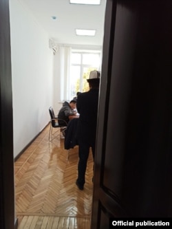 Фото обыска в здании ЦИК. Размещено в телеграм-канале «Шайлоо-2020».