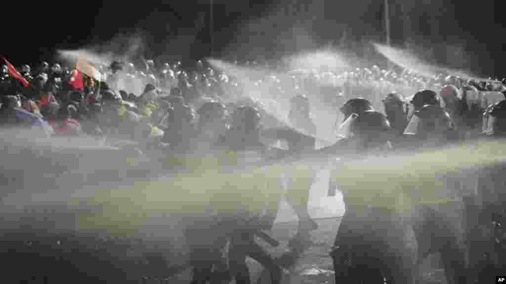 Ankarában és Isztambulban a rohamrendőrök újra vízágyút vetettek be a tüntetőkkel szemben