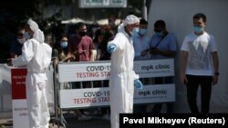 Люди в очереди перед пунктом тестирования на коронавирус. Алматы, 17 июня 2020 года.