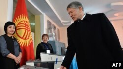 Президент Кыргызстана Алмазбек Атамбаев голосует на избирательном участке в Бишкеке. 11 декабря 2016 года.