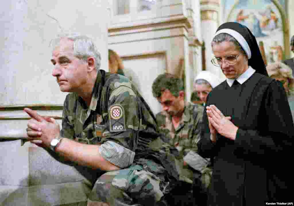 Bosanski Hrvat, vojnik, sa časnom sestrom u toku mise u Katedrali u Sarajevu, 6. avgust 1995.