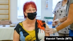 Veszprémben oltanak be egy nőt, 2021. augusztus 3-án.