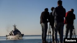 Anija e marinës italiane, Libra, duke dërguar në Shëngjin grupin e parë të emigrantëve. 