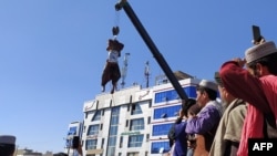 Тялото на един от убитите. Бил е заподозрян за отвличане в Херат, 25 септември 2021 г.