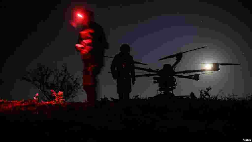 Az Ukrán Fegyveres Erők 24. gépesített dandárjának katonái egy Kazsan nehéz harci drón mellett állnak, mielőtt az orosz csapatok állásai fölé repülnének vele. A fotó Csasziv Jar mellett készült