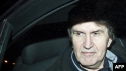 Ejup Ganić po izlasku iz pritvora u Londonu, 11. mart 2010.