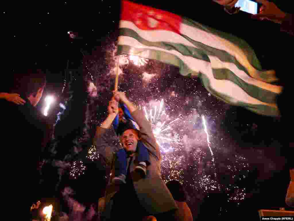 Абхазия празднует свой &laquo;день независимости&raquo; в 2014 году. В 2008 году, вскоре после российско-грузинской войны, Россия одной из немногих официально признала Абхазию.