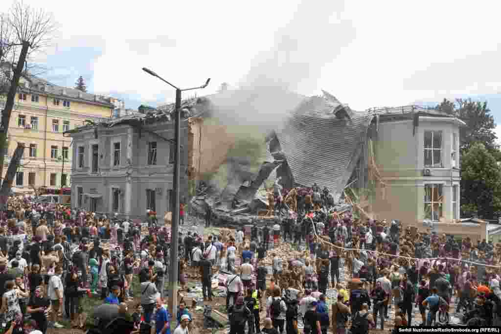 Zgrada toksikologije dječje bolnice Okhmatdyt koja je pretrpjela direktan udar ruskog projektila.Fotografije su napravljene 8. jula 2024. i godinu dana kasnije.