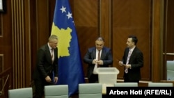 Predsednik Skupštine Kosova Dimalj Baša sprovodi žreb za izbor za zamenika predsednika parlamenta, 28. avgusta 2025. 