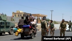 Авганистанци бегаат од Херат по борбите меѓу Талибанците и авганистанските безбедносни сили
