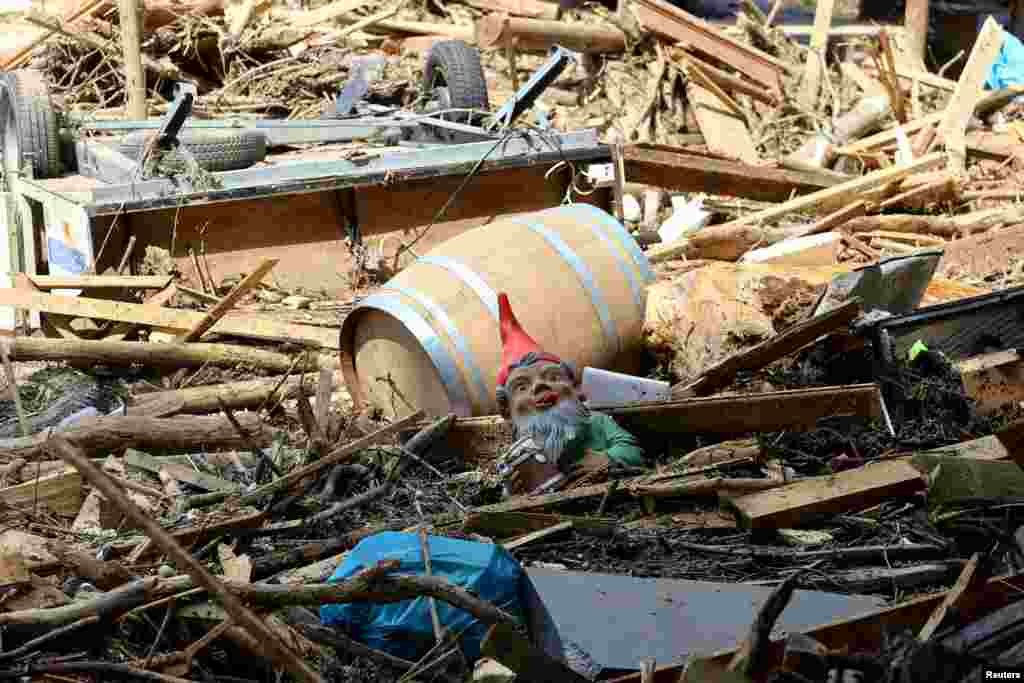 Baštenski patuljak i bačva među otpadom nakon poplava izazvanih obilnim padavinama u Bad Neuenahr-Ahrveiler, Nemačka, 18. jula 2021.&nbsp;