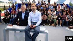 უკრაინელი რეჟისორი სერგეი ლოზნიცა და რუსი მსახიობი ალექსანდრ კუზნეცოვი ფილმ „ორი პროკურორის“ ფოტოსესიის დროს. კანი. 2025 წლის 15 მაისი