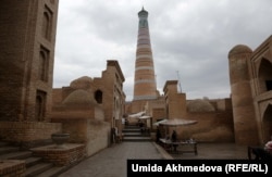 Хива, Ичан-кала. Справа — медресе Шергази-хана (фото 2017 года)