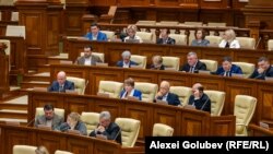 O parte din opoziție - deputați din Blocul Comuniștilor și Socialiștilor la una din ședințele parlamentului.