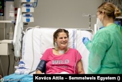 Amíg Szilvia kórházban van, a férje viszi minden nap a tejet a hatvani anyatej-gyűjtőből