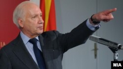 Медијаторот Метју Нимиц во Скопје во февруари 2010 година.