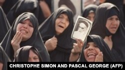 În Teheran, sute de mii de iranieni se adună pentru a-și privi pentru ultima oară liderul spiritual, ayatollahul Khomeini, depus într-un sicriu de sticlă la locul de rugăciune Mossala în nordestul Teheranului pe 5 iunie 1989. (AFP/ Christophe Simon și Pascal George)