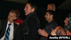 Лидеры крымских татар Мустафа Джемилев и Ленур Ислямов (первые два слева) на съемках фильма про сталинскую депортацию. Бахчисарай, 12 октября 2012 года.