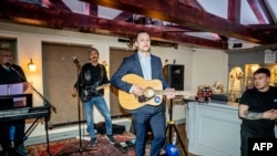 Jens-Frederik Nielsen cântând în cafenea, de bucurie, după victoria de la 11 martie.