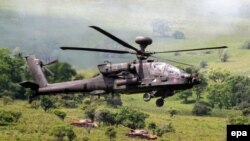 Elicopter de atac Apache al forțelor SUA, la exercițiile de la baza Cincu din România. 14 iunie 2017