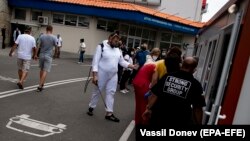 Луѓе чекаат ред за тестирање од ковид-19 во Софија