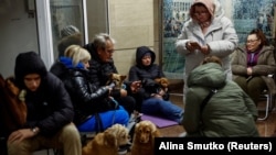 Жителите на Киев се засолнуваат во метро станица за време на рускиот напад на 17 ноември 2024 година.