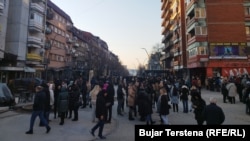 Граѓани од српска националност од северот, пред да се упатат кон избирачките места.