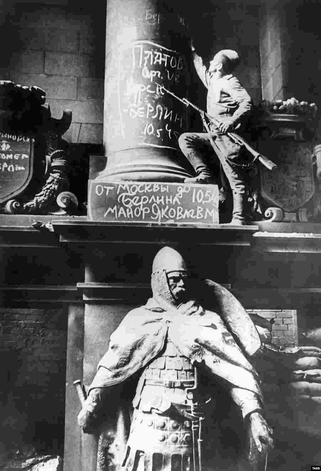 Повечето от надписите са запазени, макар че най-неприличните послания - някои от тях са били свързани с брутално насилие - са премахнати.