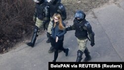 Privođenje demonstranata u Minsku, 27. mart 2021. 