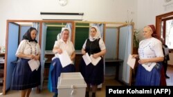 Népviseletbe öltözött asszonyok szavaznak, Veresegyház, 2018. április 8-án.