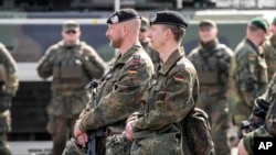 Conform obiectivelor NATO în materie de capacitate, Germania trebuie să-și mărească efectivele la 260.000 de soldați, ceea ce înseamnă că trebuie recrutați încă 80.000 de soldați activi.